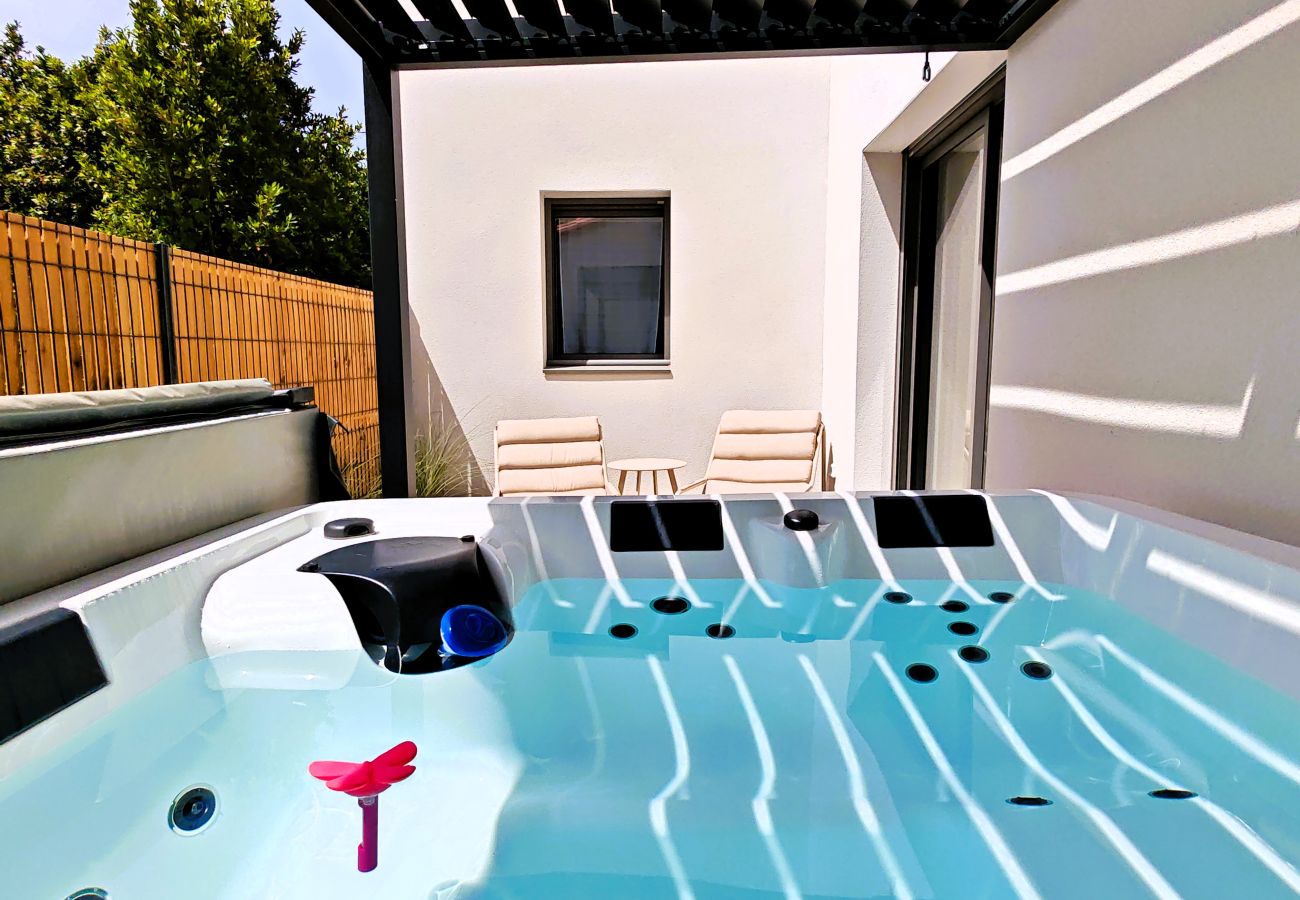 Maison à Les Sables-d´Olonne - CHEZ MAGUI - 12 Pers avec Spa et Parking